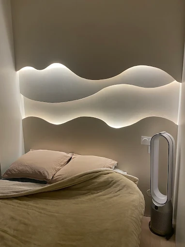 Chambre avec éclairage indirect LED sur tête de lit